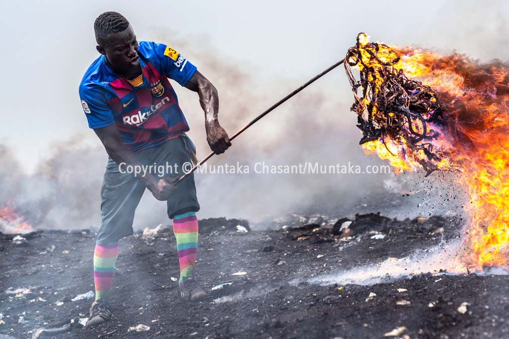 Burning waste cables for copper recovery. © Muntaka Chasant