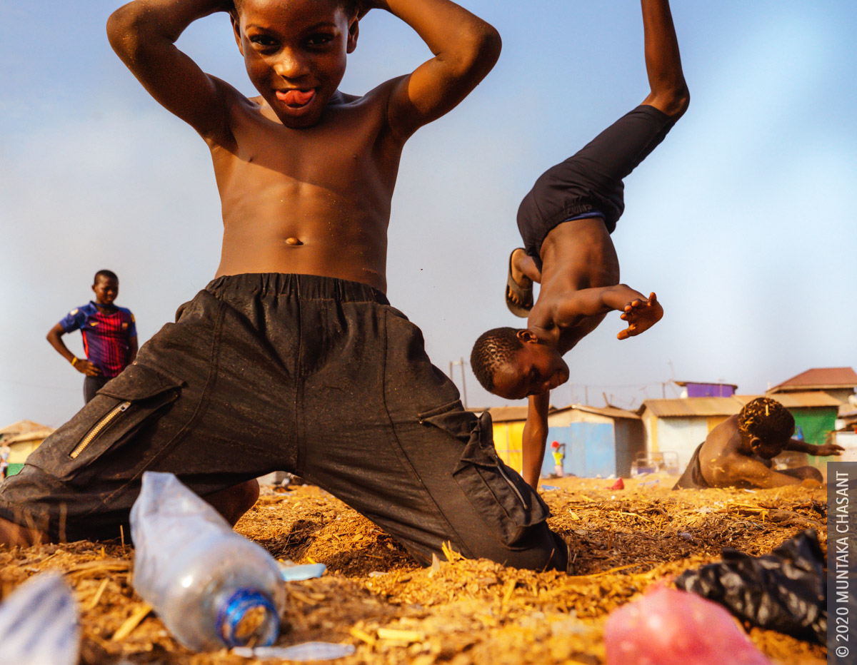 Agbogbloshie slum children showcasing their skills in sawdust at Agbogbloshie, Ghana. © 2020 Muntaka Chasant