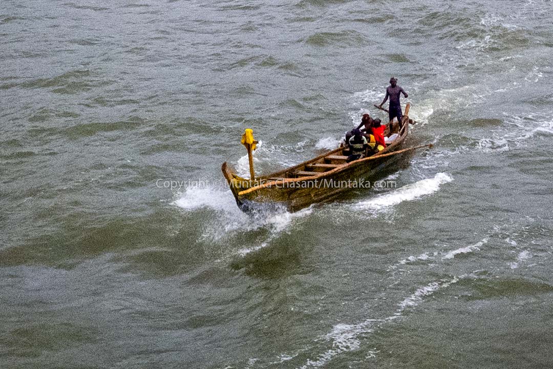Akwidaa canoe fishers heading out to sea. Copyright © Muntaka Chasant