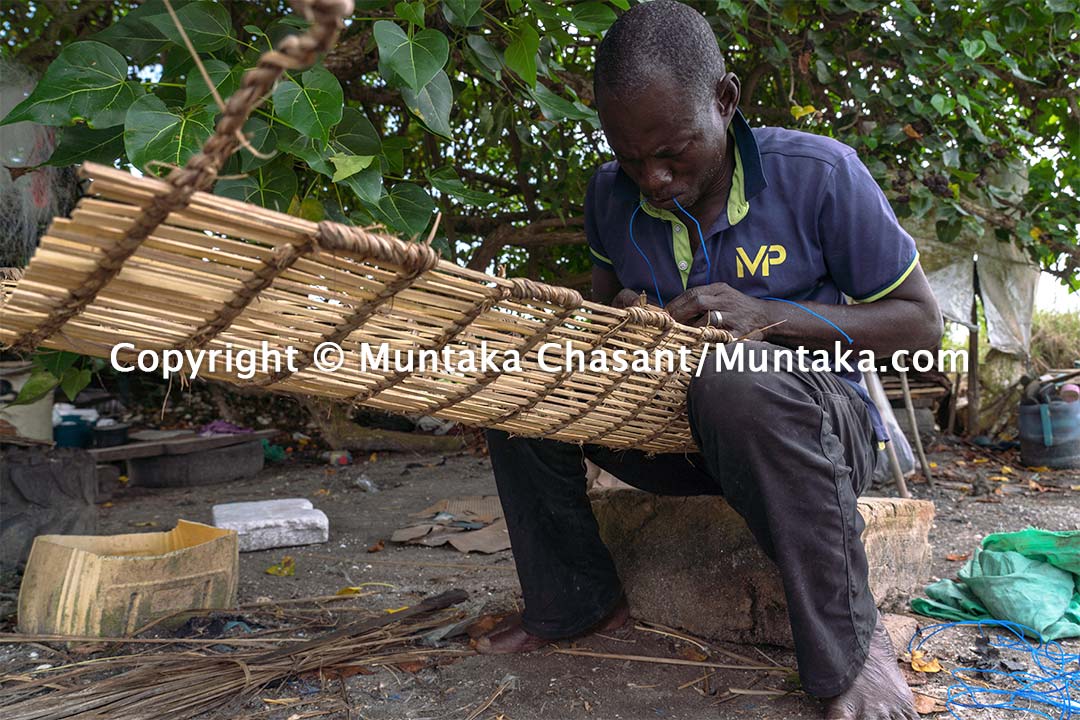 Artisanal fisherman handmaking crab traps in Ghana. Copyright © Muntaka Chasant