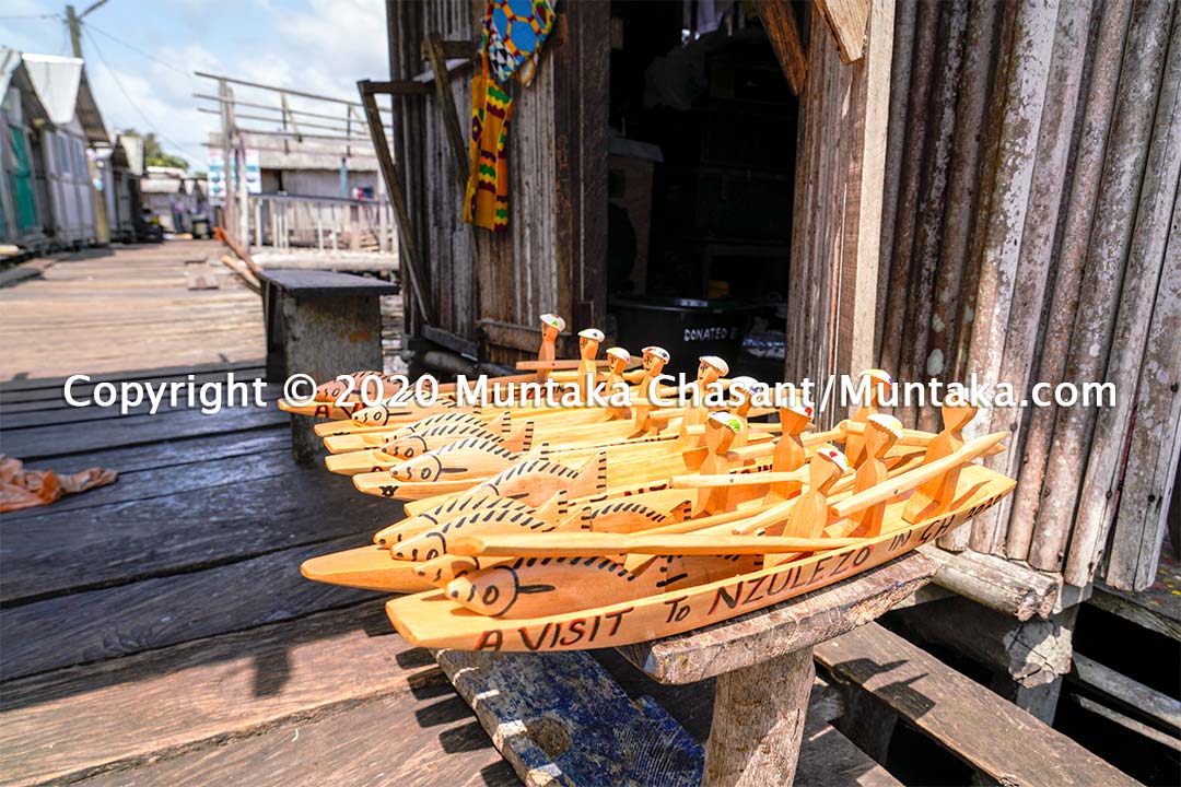 Souvenir model Nzulezo dugout canoe for sale at Nzulezo (Nzulenzu). Copyright © 2020 Muntaka Chasant