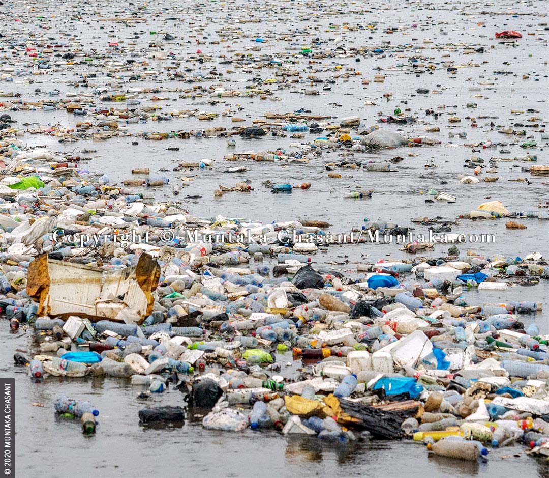 Plastic waste in Ghana: Plastic waste in the Korle Lagoon after a downpour in Accra. © 2020 Muntaka Chasant
