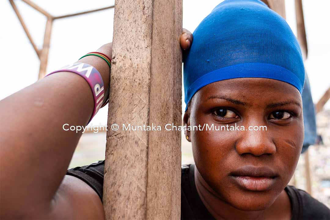 Fuseina, 21 years old, moved to Accra in search of economic opportunities. She and her partner could only afford to live in the Old Fadama slum. But they are about to be forcefully displaced. Their wooden shack is scheduled to be demolished later in the day. Teary-eyed Fuseina let it out: “I’m a young person with no education at all. There’s no job, nothing in my village. What would I do? Where should I go now?” Copyright © Muntaka Chasant